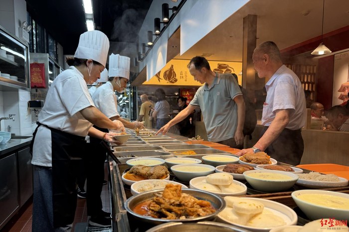 ▲居民在在武汉市青山区青宜居社区“好味到”食堂买饭
