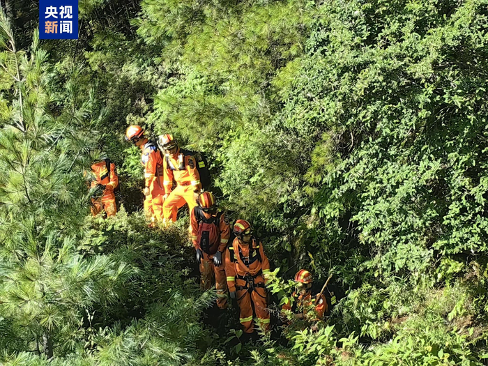 中国救援队与机动队伍陆地搜救队向吉隆口岸行进救援