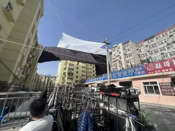剧组在青岛市北区南昌路社区的一个老小区置景拍摄。（受访单位供图）