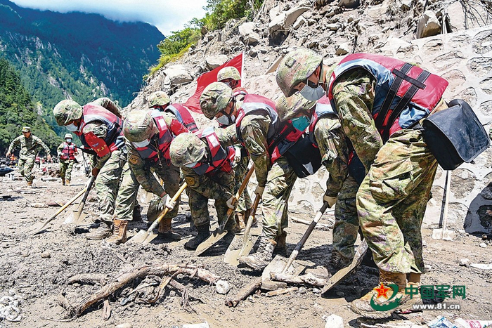 　　8月28日，西藏日喀则军分区某部官兵在吉隆口岸附近抢通道路。 郑崇玺摄