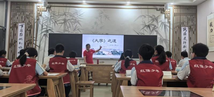 （图注：红儒少年在数字国学馆上课）