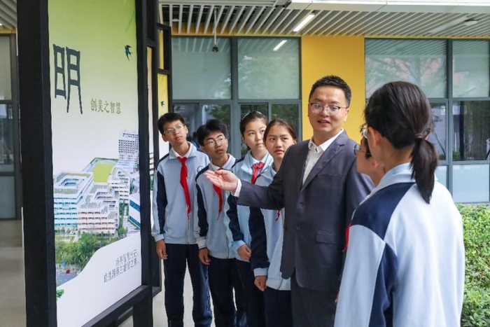 （图注：王睿凯向初一新生介绍学校红儒五境文化）