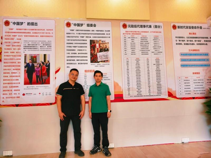 （图注：王睿凯副校长与《巢皇十德》文化发起人、中国梦组委会执行主任助理兼副秘书长、南方联络处主任许恩诚合影）