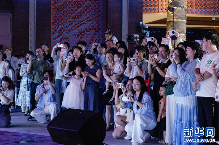 市民游客在平潭台湾小镇驻足，观看快闪演出。新华网 蒋巧玲 摄