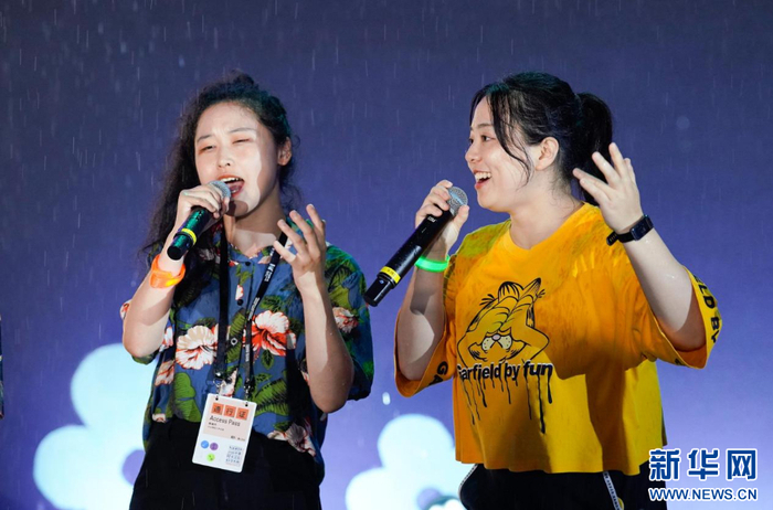 演出过程中下起了细雨，参演乐团依旧激情欢唱。新华网 蒋巧玲 摄