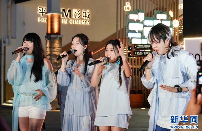 青年们用纯粹人声演绎曲目。新华网 蒋巧玲 摄