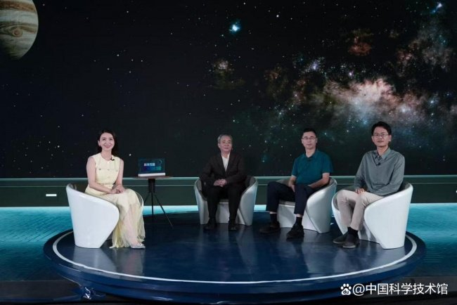 （左起：龚凡、郭哲、彭兢、魏锐）