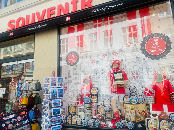 图：Strøget步行街的纪念品店售卖皇冠丹麦曲奇