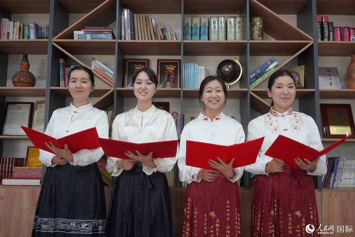 来自比什凯克国立大学孔子学院的青年，用中文朗读诗歌《致橡树》。人民网记者褚梦琦摄