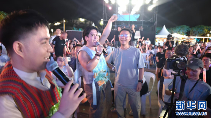 Acapellago乐团成员在台下与观众互动。新华网 刘默涵 摄
