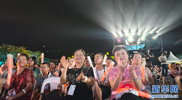 灯光织雨，掌声入耳。平潭的夜色里，观众席上人人浸在雨里，也浸在纯人声的浪漫里。新华网 刘默涵 摄