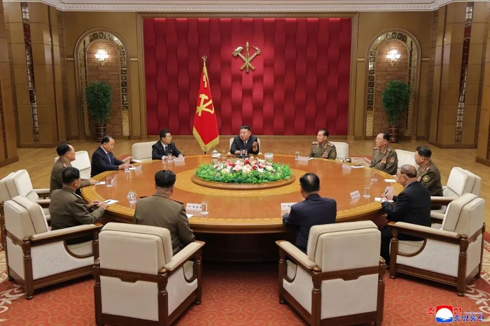 8月29日，朝鲜劳动党第九届中央军事委员会第二次会议举行，金正恩主持会议。图片来源/朝中社