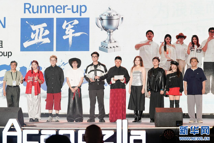 公开组亚军GMC人声乐团领奖并与颁奖嘉宾合影。新华网 蒋巧玲 摄