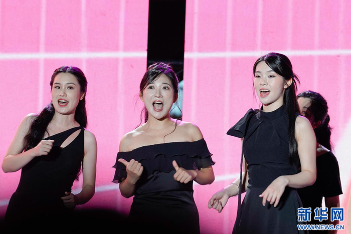 闽清教师合唱团演唱《恋爱ing》。新华网 蒋巧玲 摄