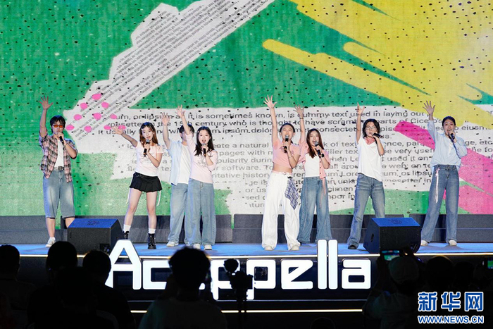 水獭人声乐团在现场演唱《阳光男孩阳光女孩》。新华网 蒋巧玲 摄