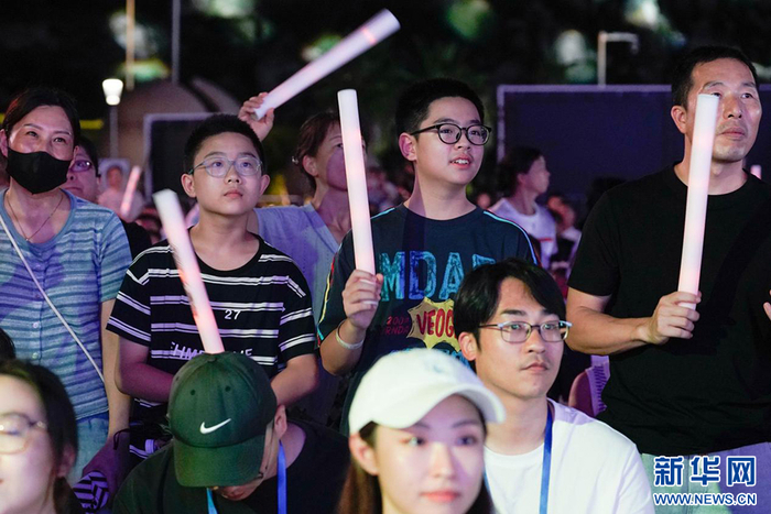 现场观众被舞台表演吸引。新华网 蒋巧玲 摄