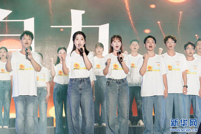 福小招·新声合唱团开麦欢唱。新华网 蒋巧玲 摄