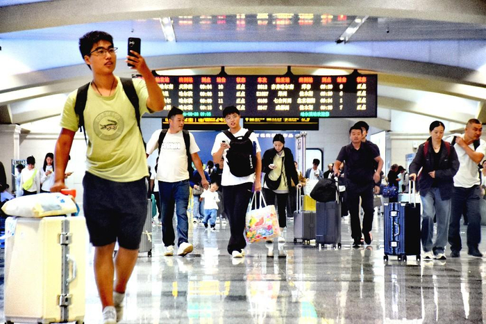火车站内，大学生客流明显增多