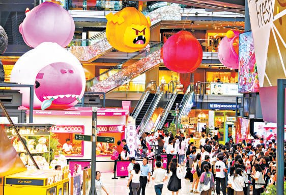 侨福芳草地里的演唱会主题元素吸引歌迷打卡。本报记者 方非 摄