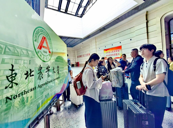 各高校在火车站设置新生接站点