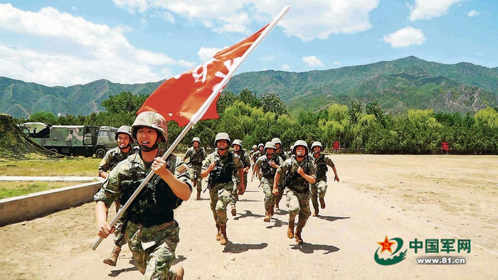 　　信息支援部队某大队官兵拉练途中向前冲锋。张文诗 摄