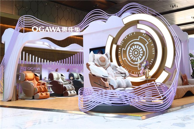 图2：展馆斜角总览，紫色波浪形展台环绕白色按摩椅，背景为品牌发展时间轴展板