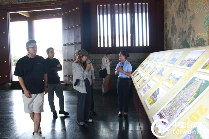 两岸媒体人走进高平炎帝陵，聆听神农炎帝播五谷、尝百草的故事。（中国台湾网记者 李宁 摄）