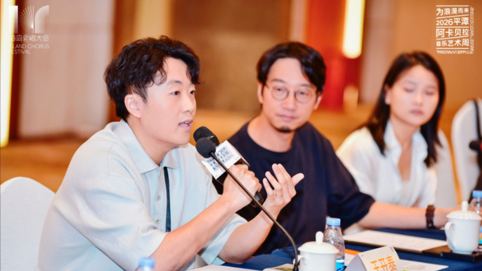 8月31日，王开泰（左一）在国际阿卡贝拉核心主创专家研讨会上交流发言。新华网发（主办方供图）