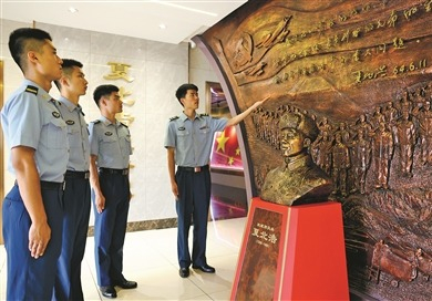   “夏北浩模范机务中队”官兵在夏北浩荣誉室开展教育活动。马繁荣摄