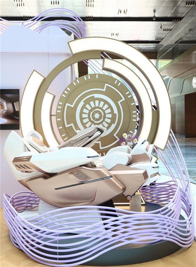 图4：奥佳华全新概念按摩机，白金撞色流线外观，置于圆形展台上，展现未来科技感