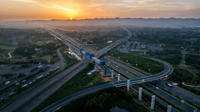 建设中的成眉市域铁路S5线。