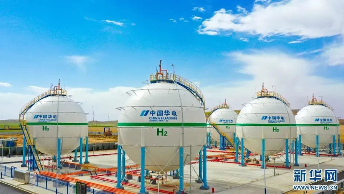 内蒙古华电氢能20万千瓦新能源制氢示范项目储氢罐区 图片来源：新华网