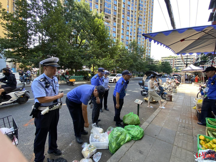 ▲城管、交警正在联合整治