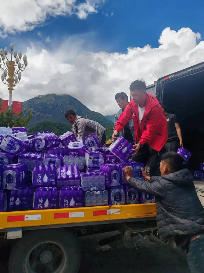 中粮集团旗下中国食品启动“净水24小时”，第一时间筹备24000瓶饮用水驰援灾区