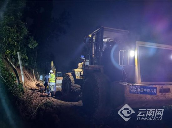　　中铁八局抢修库区道路