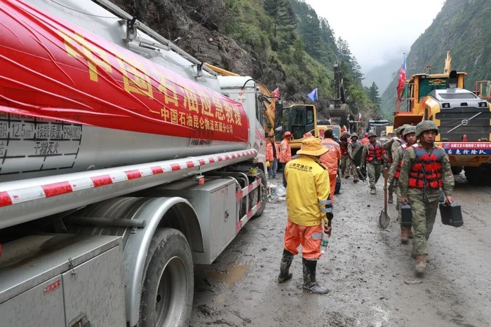 中国石油小额配送车把油品送到救灾一线