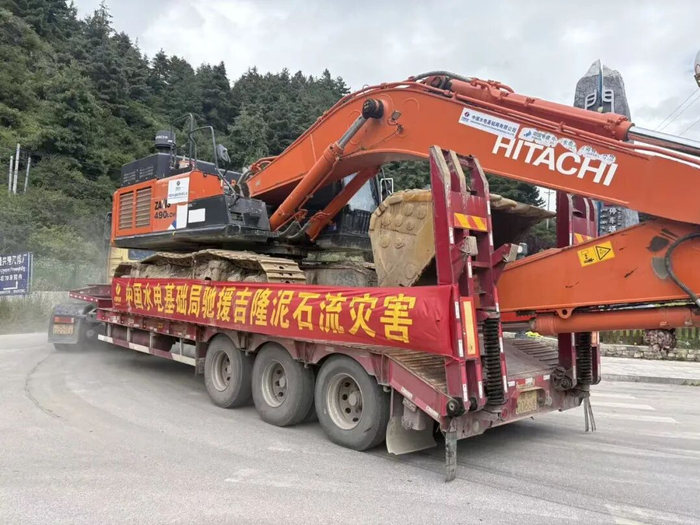中国电建调配机械设备进入救援现场