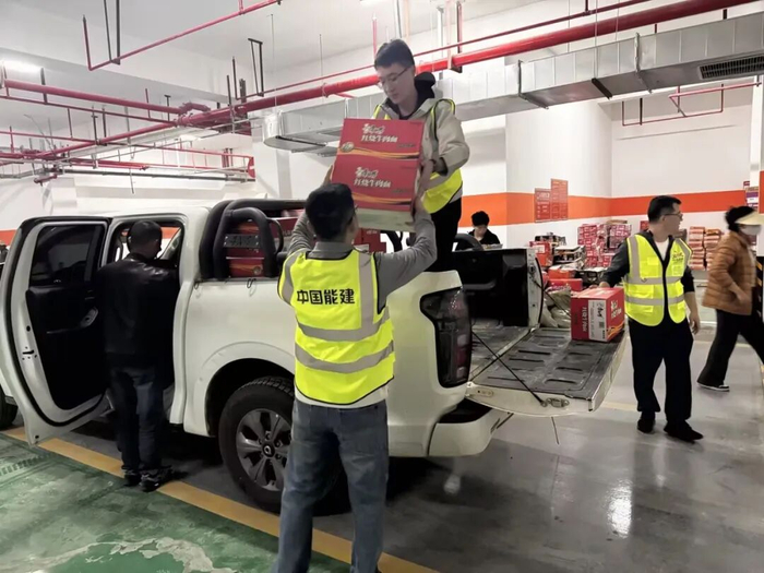 中国能建救援队整理物资