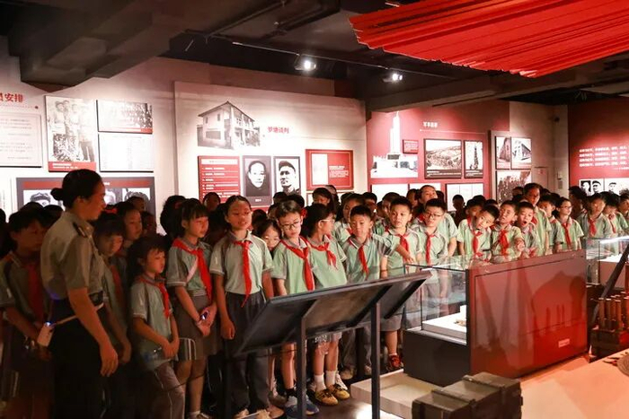 学生们参观中央红军长征决策和出发历史展览，认真聆听讲解。新华社发（谢椿 摄）