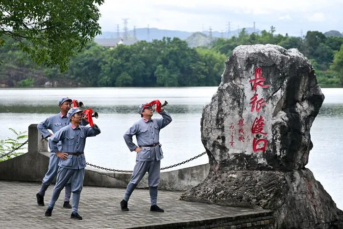 在江西省于都县东门渡口，情景短剧《告别》每隔数日便如期上演。新华社记者 刘金海 摄