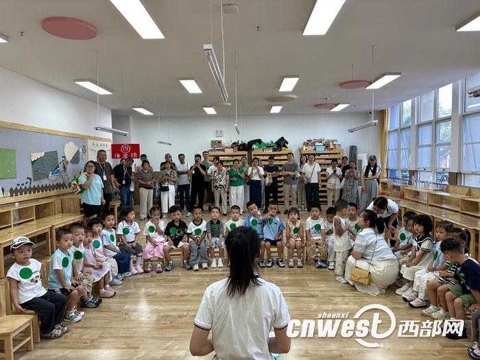 家长陪伴孩子参与入学第一课