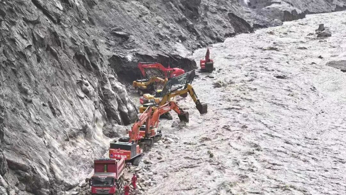 中国安能专业救援力量全力推进G216国道吉隆口岸方向损毁路段抢通作业