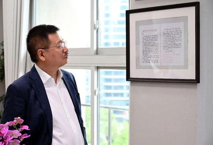 父亲写给朱义的这封信被他装裱起来挂在办公室的墙上