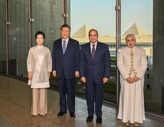 △当地时间9月2日，习近平主席和夫人彭丽媛在塞西总统和夫人依缇萨尔陪同下参观大埃及博物馆。
