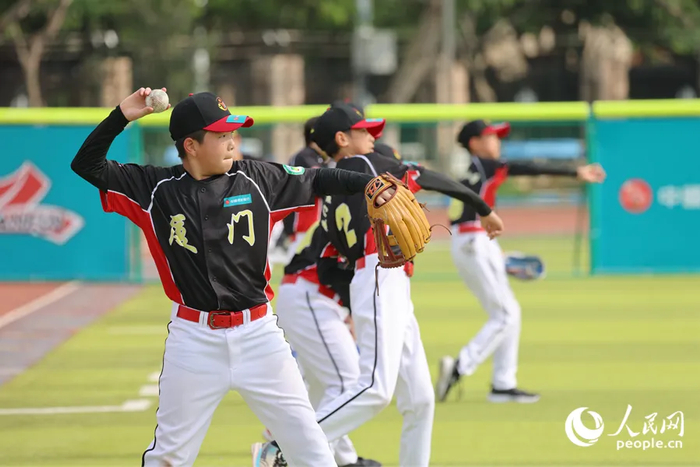 2024年海峡两岸青少年棒球交流赛上，厦门市瑞景小学棒球队队员振臂高挥，进行投球。人民网记者 陈博摄