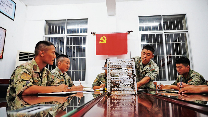 　　第73集团军某旅官兵正在集智攻关。毛健晨摄