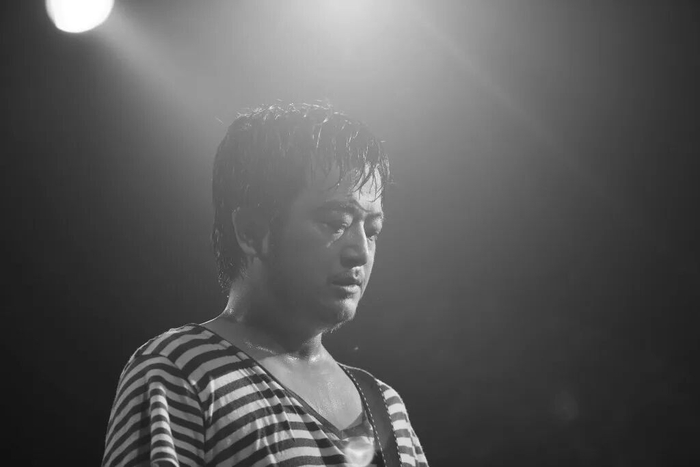 △2011年8月5日山东日照，何勇在“2011年海洋迷笛音乐节”上表演。