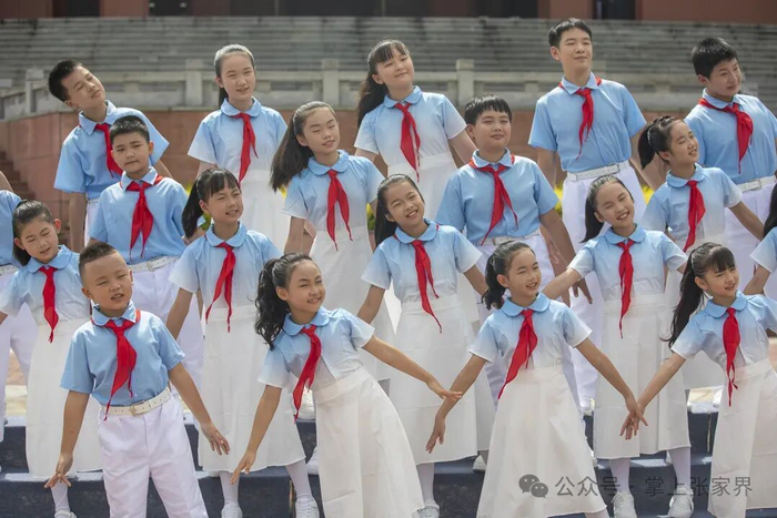 孩子们在桑植红二方面军长征出发地纪念馆前录制现场。