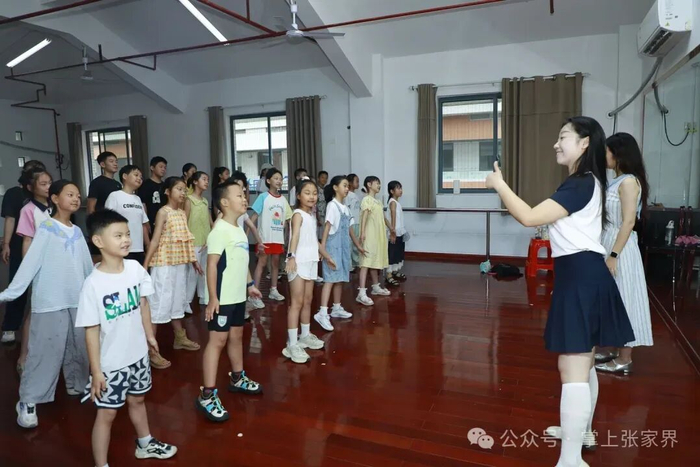 8月初旬，带队老师郭珊杉现场指导孩子排练。