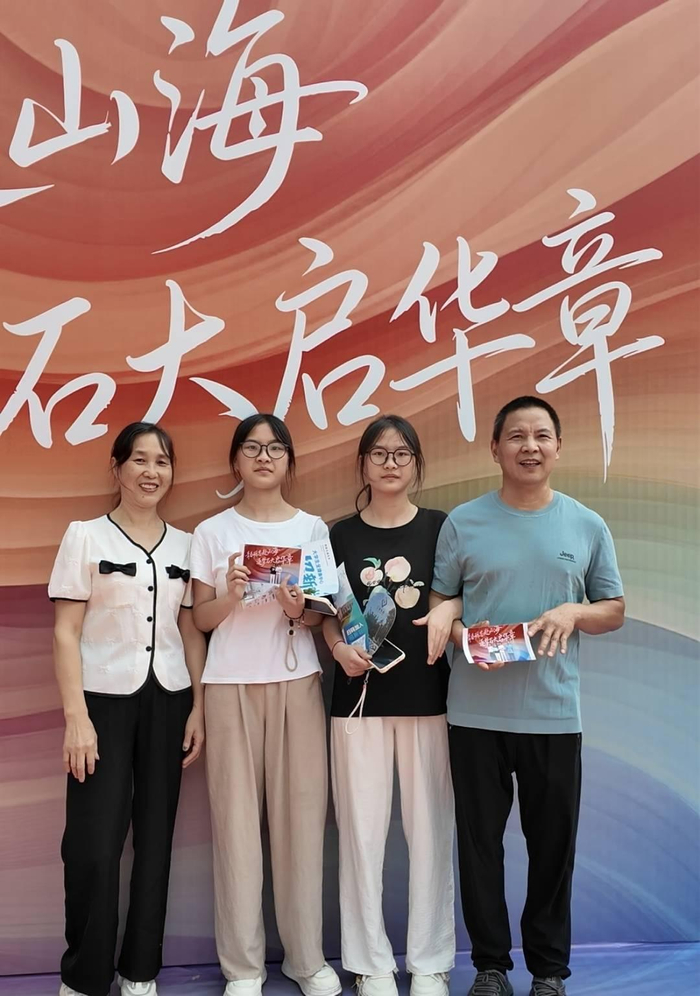 双胞胎女儿与父母来到西南石油大学报到 杨旭斌摄